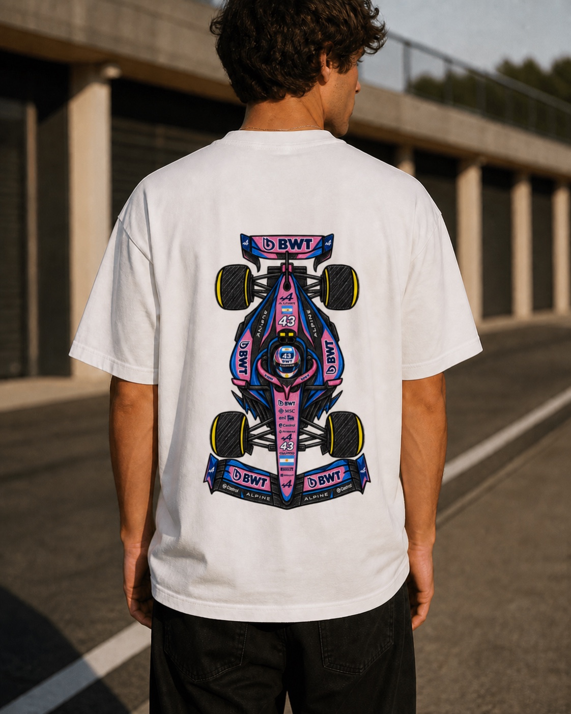 Modelo con la camiseta Colapinto vista de espaldas
